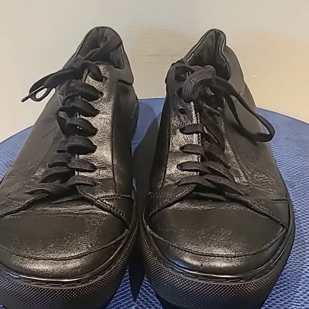 Thorogood Men's black full grain leather: work or athletic shoe. (#1274).